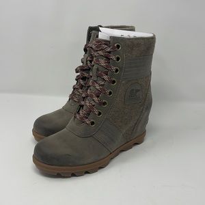 NWOT SOREL LEXIE WEDGE BOOT SIZE 7.5 GRAY WITH BROWN SOLE LADIES WATERPROOF